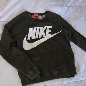 green nike crewneck women’s small